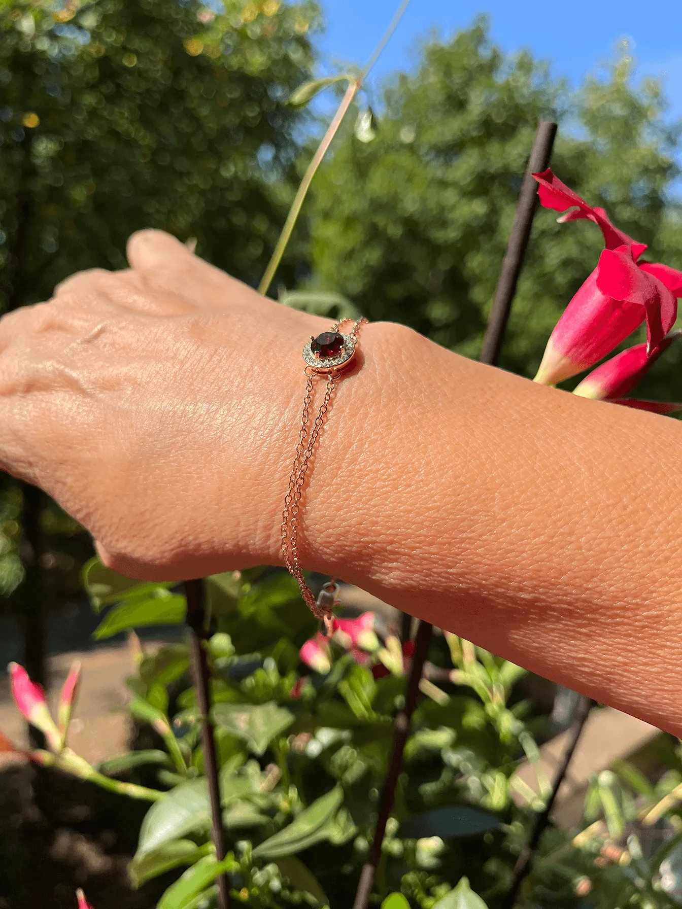 January Garnet-Colour  Birthstone Clasp Bracelet In Gold-Tone