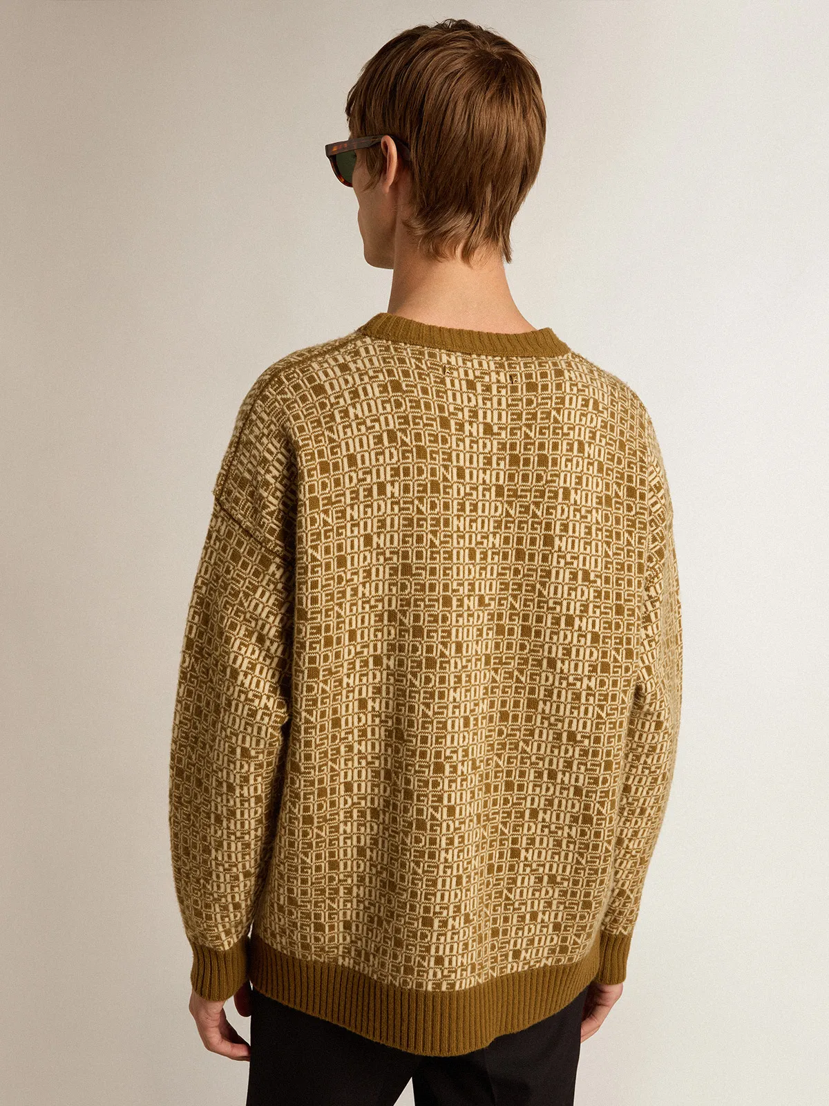 Round-neck sweater with olive-green jacquard lettering motif